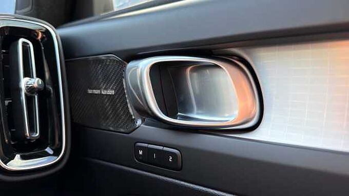 Volvo XC40 B4 (197BHP) Ultra Black Edition Mild Hybrid - (360 Camera)