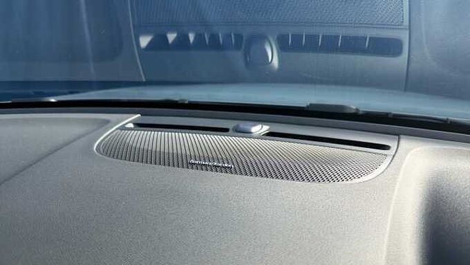 Volvo XC40 B4 (197BHP) Ultra Black Edition Mild Hybrid - (360 Camera)