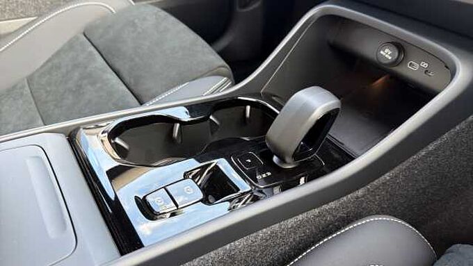 Volvo XC40 B4 (197BHP) Ultra Black Edition Mild Hybrid - (360 Camera)
