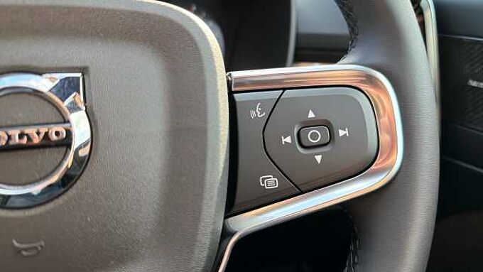 Volvo XC40 B4 (197BHP) Ultra Black Edition Mild Hybrid - (360 Camera)