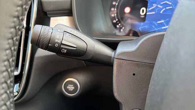 Volvo XC40 B4 (197BHP) Ultra Black Edition Mild Hybrid - (360 Camera)