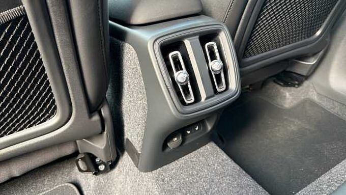 Volvo XC40 B4 (197BHP) Ultra Black Edition Mild Hybrid - (360 Camera)