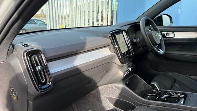 Volvo XC40 B4 (197BHP) Ultra Black Edition Mild Hybrid - (360 Camera)