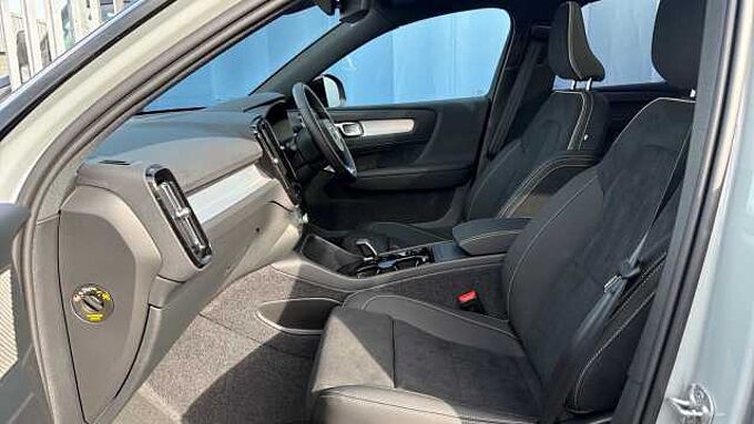 Volvo XC40 B4 (197BHP) Ultra Black Edition Mild Hybrid - (360 Camera)