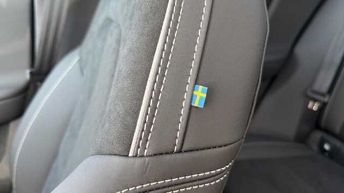 Volvo XC40 B4 (197BHP) Ultra Black Edition Mild Hybrid - (360 Camera)