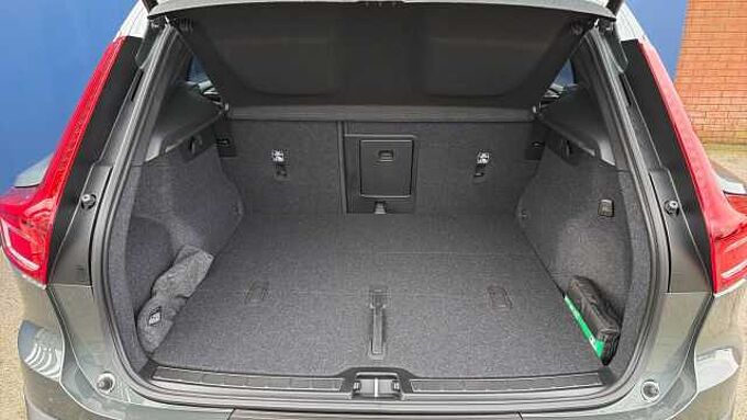 Volvo XC40 B4 (197BHP) Ultra Dark Mild Hybrid - (360 Parking Camera)