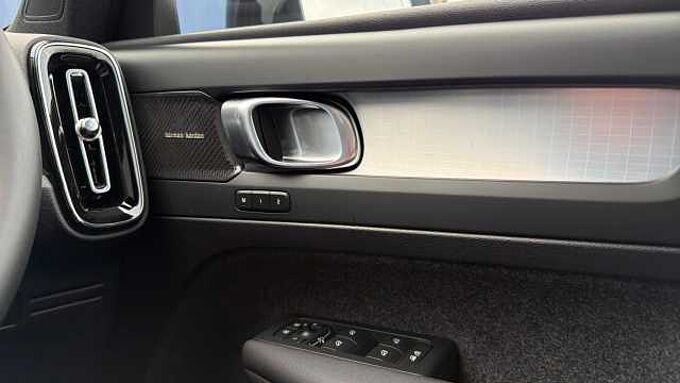 Volvo XC40 B4 (197BHP) Ultra Dark Mild Hybrid - (360 Parking Camera)