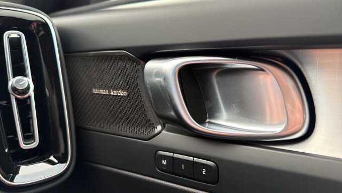 Volvo XC40 B4 (197BHP) Ultra Dark Mild Hybrid - (360 Parking Camera)