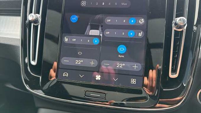 Volvo XC40 B4 (197BHP) Ultra Dark Mild Hybrid - (360 Parking Camera)