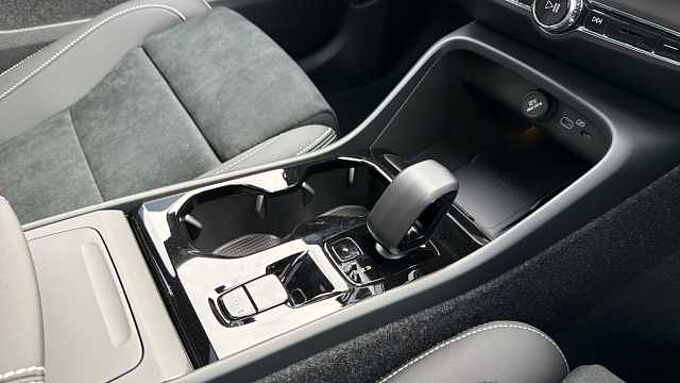 Volvo XC40 B4 (197BHP) Ultra Dark Mild Hybrid - (360 Parking Camera)