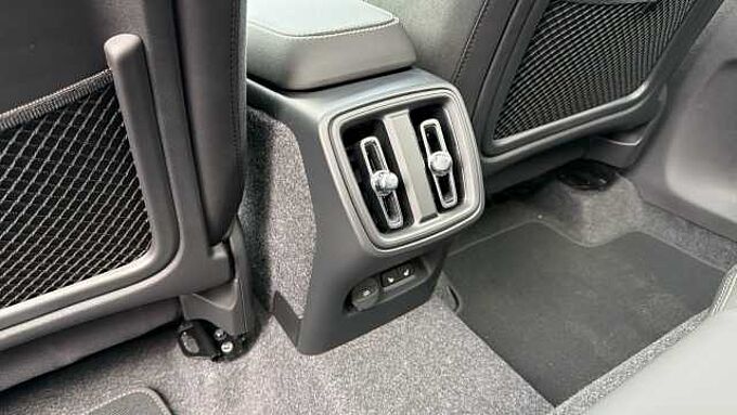 Volvo XC40 B4 (197BHP) Ultra Dark Mild Hybrid - (360 Parking Camera)