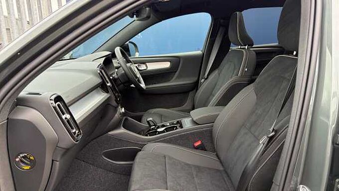 Volvo XC40 B4 (197BHP) Ultra Dark Mild Hybrid - (360 Parking Camera)