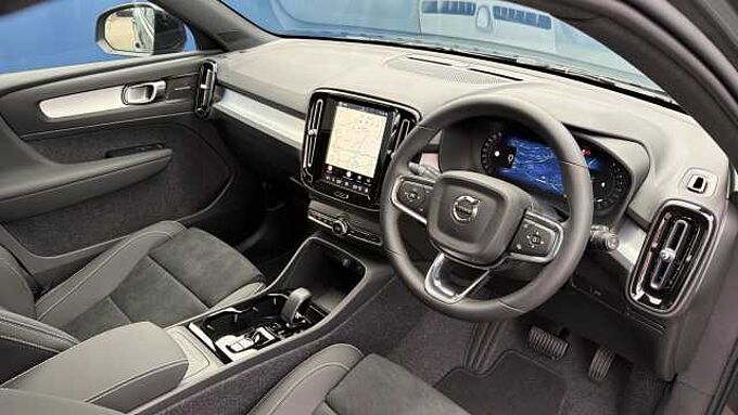 Volvo XC40 B4 (197BHP) Ultra Dark Mild Hybrid - (360 Parking Camera)