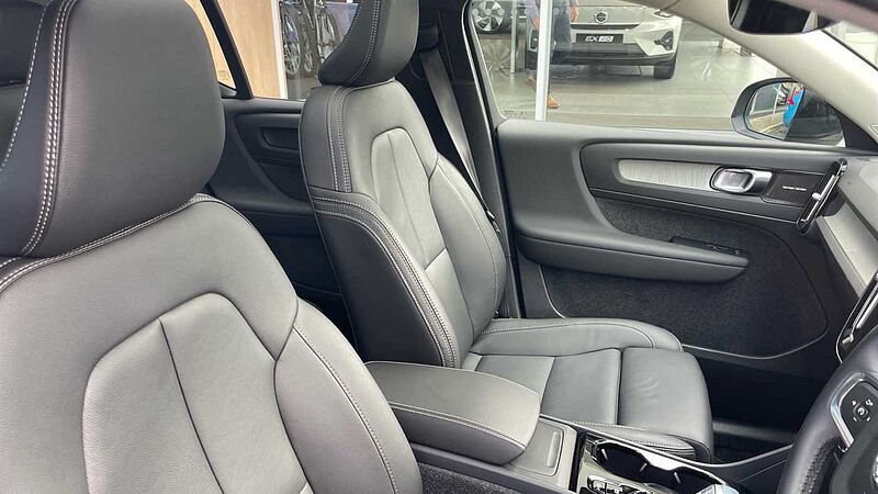 Volvo XC40 B4 (194 BHP) Ultra Mild hybrid Petrol Dark - (Panoramic Sunroof)