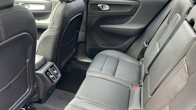 Volvo XC40 B4 (194 BHP) Ultra Mild hybrid Petrol Dark - (Panoramic Sunroof)