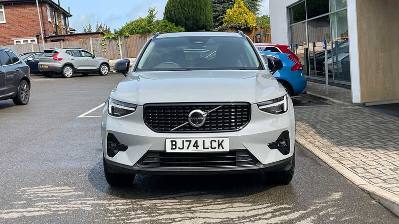 Volvo XC40 B4 (194 BHP) Ultra Mild hybrid Petrol Dark - (Panoramic Sunroof)