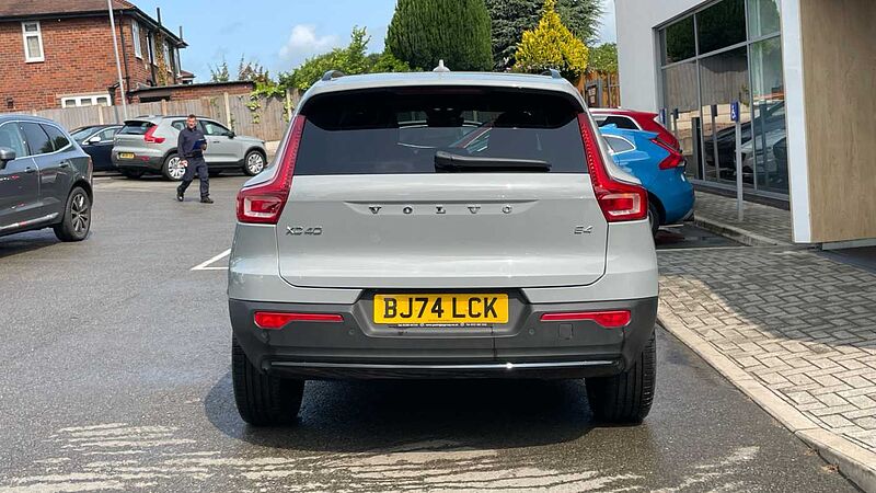 Volvo XC40 B4 (194 BHP) Ultra Mild hybrid Petrol Dark - (Panoramic Sunroof)