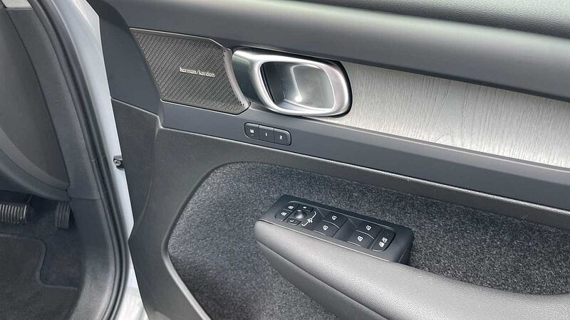 Volvo XC40 B4 (194 BHP) Ultra Mild hybrid Petrol Dark - (Panoramic Sunroof)