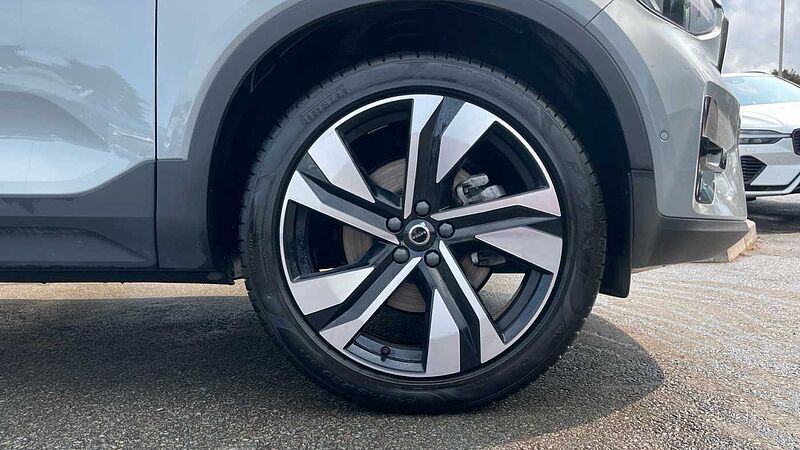 Volvo XC40 B4 (194 BHP) Ultra Mild hybrid Petrol Dark - (Panoramic Sunroof)