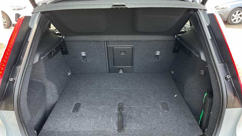 Volvo XC40 B4 (194 BHP) Ultra Mild hybrid Petrol Dark - (Panoramic Sunroof)