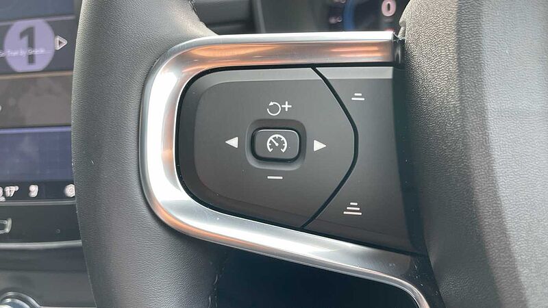 Volvo XC40 B4 (194 BHP) Ultra Mild hybrid Petrol Dark - (Panoramic Sunroof)