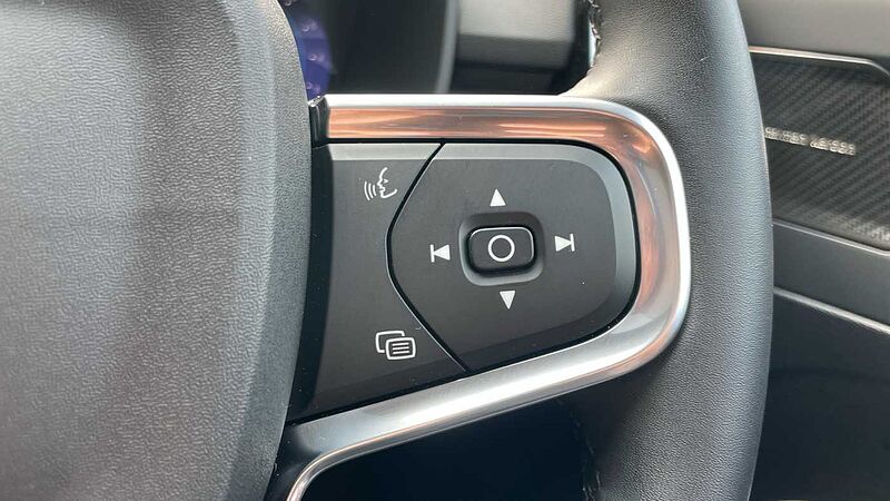 Volvo XC40 B4 (194 BHP) Ultra Mild hybrid Petrol Dark - (Panoramic Sunroof)