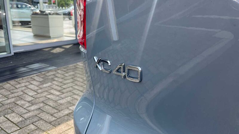 Volvo XC40 B4 (194 BHP) Ultra Mild hybrid Petrol Dark - (Panoramic Sunroof)