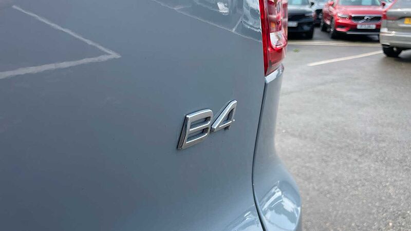 Volvo XC40 B4 (194 BHP) Ultra Mild hybrid Petrol Dark - (Panoramic Sunroof)
