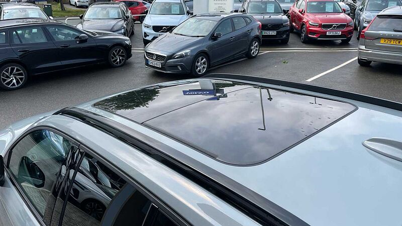 Volvo XC40 B4 (194 BHP) Ultra Mild hybrid Petrol Dark - (Panoramic Sunroof)