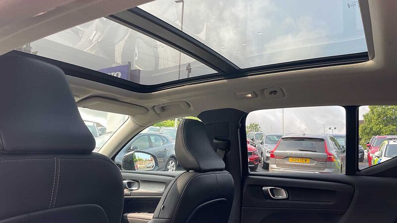 Volvo XC40 B4 (194 BHP) Ultra Mild hybrid Petrol Dark - (Panoramic Sunroof)