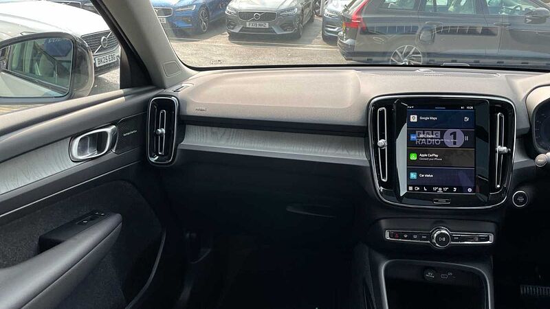 Volvo XC40 B4 (194 BHP) Ultra Mild hybrid Petrol Dark - (Panoramic Sunroof)