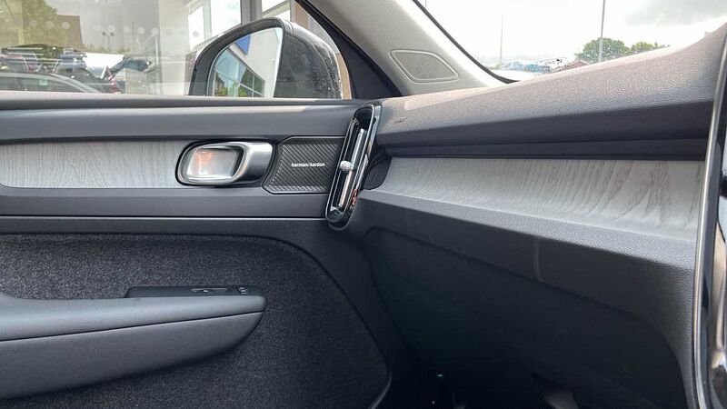 Volvo XC40 B4 (194 BHP) Ultra Mild hybrid Petrol Dark - (Panoramic Sunroof)