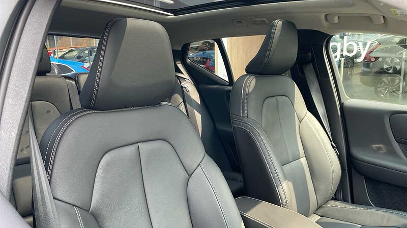 Volvo XC40 B4 (194 BHP) Ultra Mild hybrid Petrol Dark - (Panoramic Sunroof)