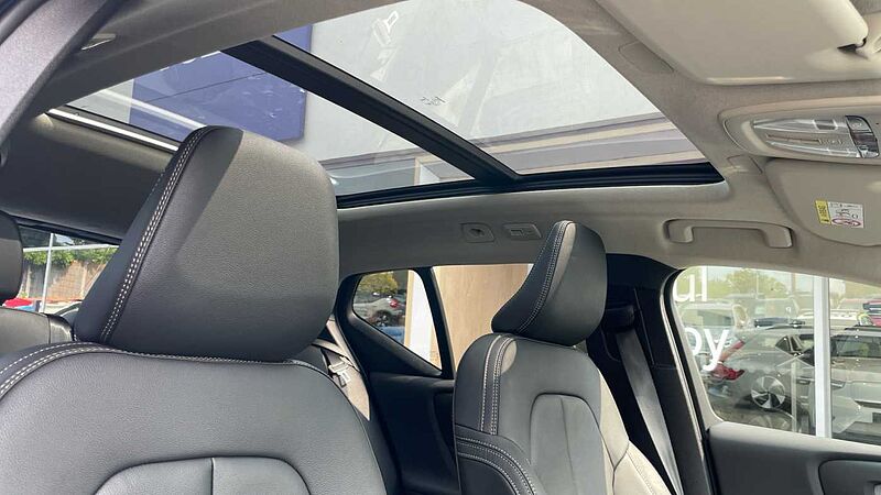 Volvo XC40 B4 (194 BHP) Ultra Mild hybrid Petrol Dark - (Panoramic Sunroof)
