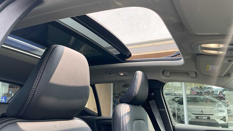 Volvo XC40 B4 (194 BHP) Ultra Mild hybrid Petrol Dark - (Panoramic Sunroof)