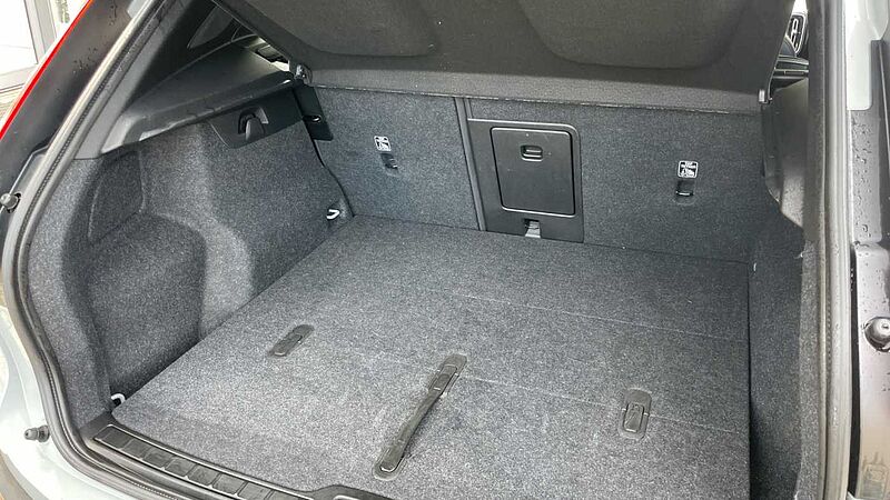 Volvo XC40 B4 (194 BHP) Ultra Mild hybrid Petrol Dark - (Panoramic Sunroof)