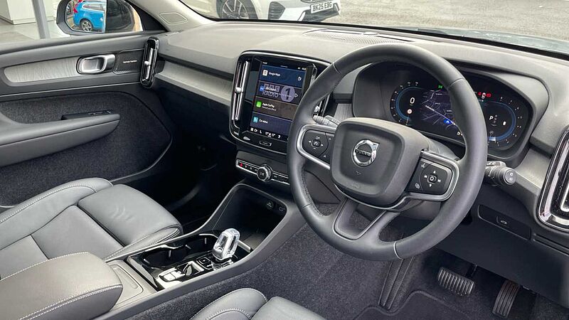 Volvo XC40 B4 (194 BHP) Ultra Mild hybrid Petrol Dark - (Panoramic Sunroof)