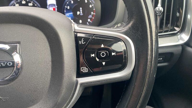 Volvo V60 Cross Country B5 AWD (247BHP) Cross Country Mild Hybrid - (Apple CarPlay)