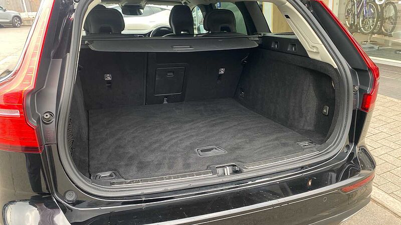 Volvo V60 Cross Country B5 AWD (247BHP) Cross Country Mild Hybrid - (Apple CarPlay)