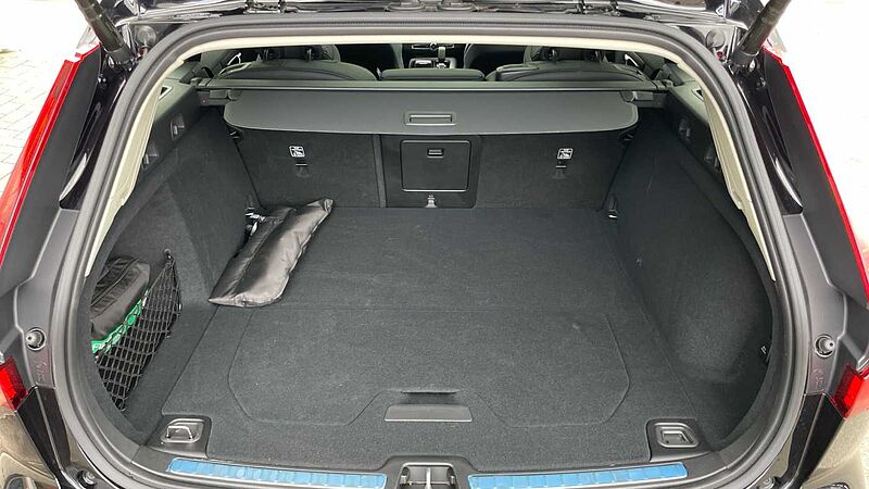 Volvo V60 T8 (449BHP) Ultra Dark AWD Plug-in Hybrid - (360 Parking Camera)