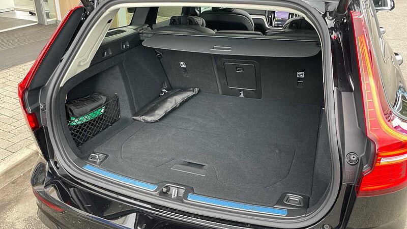 Volvo V60 T8 (449BHP) Ultra Dark AWD Plug-in Hybrid - (360 Parking Camera)