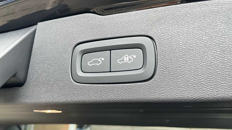 Volvo V60 T8 (449BHP) Ultra Dark AWD Plug-in Hybrid - (360 Parking Camera)