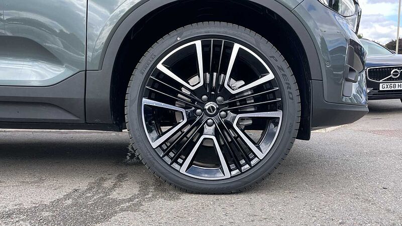 Volvo XC40 B4 (194BHP) Ultra Bright Mild Hybrid - (360 Parking Camera)