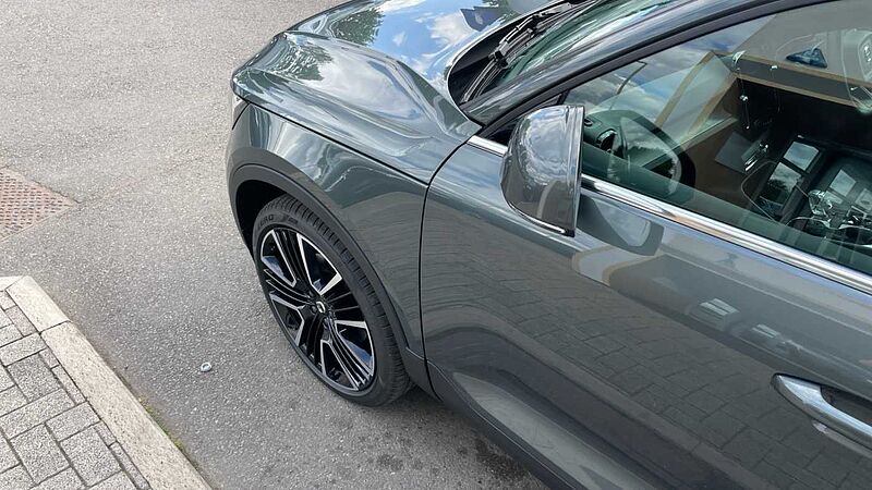 Volvo XC40 B4 (194BHP) Ultra Bright Mild Hybrid - (360 Parking Camera)