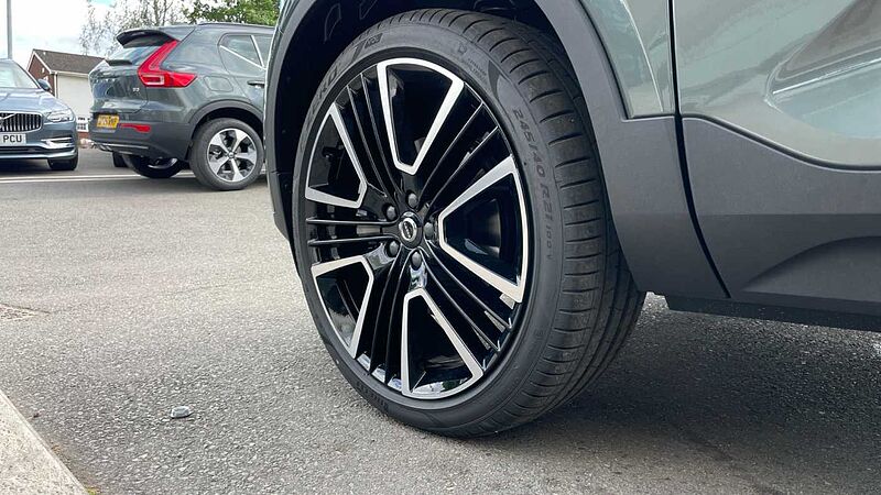 Volvo XC40 B4 (194BHP) Ultra Bright Mild Hybrid - (360 Parking Camera)