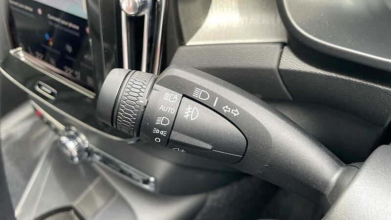 Volvo XC40 B4 (194BHP) Ultra Bright Mild Hybrid - (360 Parking Camera)