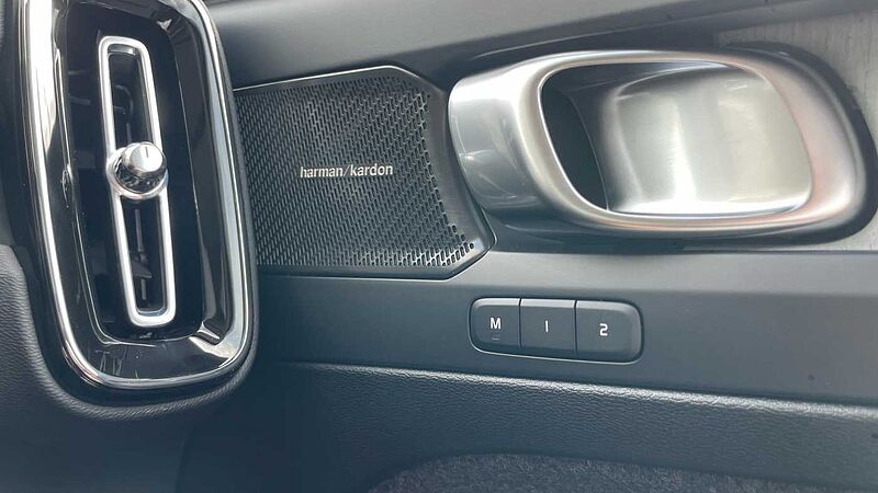 Volvo XC40 B4 (194BHP) Ultra Bright Mild Hybrid - (360 Parking Camera)