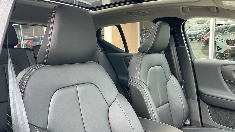Volvo XC40 B4 (194BHP) Ultra Bright Mild Hybrid - (360 Parking Camera)