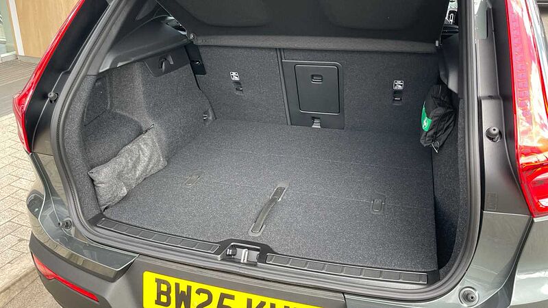 Volvo XC40 B4 (194BHP) Ultra Bright Mild Hybrid - (360 Parking Camera)