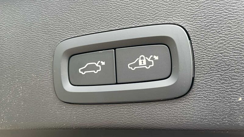 Volvo XC40 B4 (194BHP) Ultra Bright Mild Hybrid - (360 Parking Camera)
